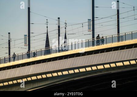 Die Kennedybrücke über den Rhein bei Bonn, längste Brücke mit einer Solaranlage in Deutschland, über 390 Solarmodule sind an der Südseite Straßenbrücke montiert, Leistung 90 kW, Wird ins öffentliche Netz gespeist, NRW, Deutschland, Solaranlage Kennedybrücke *** il ponte Kennedy sul Reno vicino a Bonn, il ponte più lungo con un impianto solare in Germania, oltre 390 moduli solari sono montati sul lato sud del ponte stradale, uscita 90 kW, alimentati nella rete pubblica tedesca, NRW installazione solare del ponte Kennedy Foto Stock