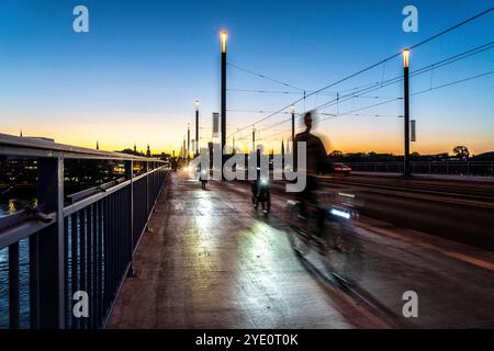 Verkehr auf der Kennedybrücke, mittlere der 3 Bonner Rheinbrücken, verbindet das Zentrum von Bonn und den Stadtteil Beuel, Bundesstraße B56, Stadtbahnlinien und Geh- und Radwege, Bonn NRW, Deutschland Kennedybrücke Bonn Foto Stock