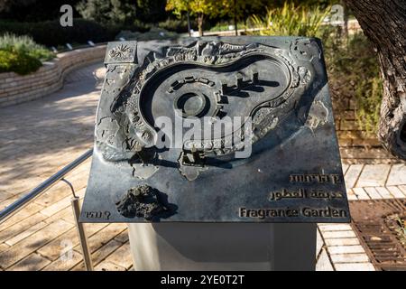 Zichron Yaakov, Ramat HaNadiv, Israele - 22 ottobre 2024, The Fragrance Garden. Una targa di metallo con una mappa del giardino. Foto Stock