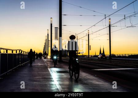 Verkehr auf der Kennedybrücke, mittlere der 3 Bonner Rheinbrücken, verbindet das Zentrum von Bonn und den Stadtteil Beuel, Bundesstraße B56, Stadtbahnlinien und Geh- und Radwege, Bonn NRW, Deutschland Kennedybrücke Bonn Foto Stock
