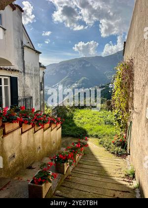 Strada nel villaggio di Ravello, Costiera Amalfitana d'Italia. Foto Stock