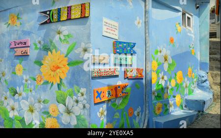 Mural in Gamcheon Culture Village (coreano: 감천문화마을) è una città all'interno di Gamcheon-dong, distretto di Saha, Busan, Corea del Sud. Foto Stock