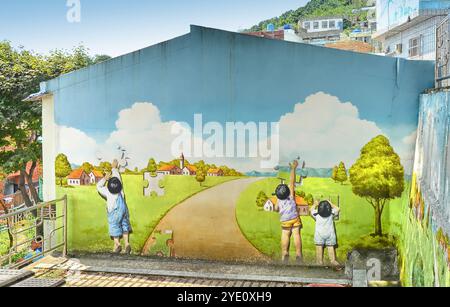 Mural in Gamcheon Culture Village (coreano: 감천문화마을) è una città all'interno di Gamcheon-dong, distretto di Saha, Busan, Corea del Sud. Foto Stock