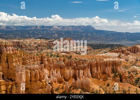 Vista panoramica dell'anfiteatro del Bryce Canyon vista dal bordo tra Sunset e Sunrise Point Foto Stock