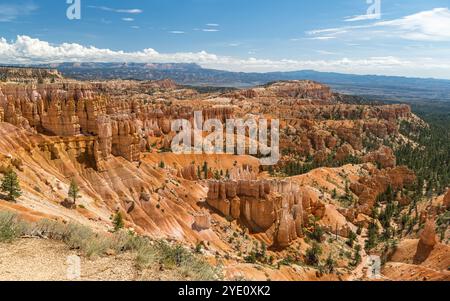 Vista panoramica dell'anfiteatro del Bryce Canyon vista dal bordo tra Sunset e Sunrise Point Foto Stock