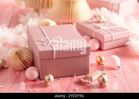 Splendido pacchetto regalo di Natale come buono regalo per la vigilia di Natale. Dolci natalizi. Foto Stock