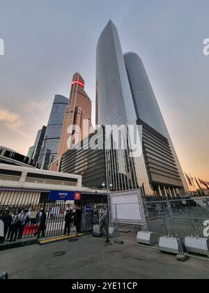 Vista verso l'alto (prospettiva rana) sui moderni e scintillanti grattacieli di Mosca, Russia Foto Stock