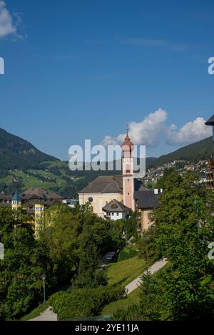 Vista della chiesa di Ortisei in Val Gardena, sulle Dolomiti, sull'alto Adige e sull'Italia settentrionale. Foto Stock
