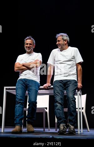 Teatro Bellas Artes, Madrid, Spagna. 28 ottobre 2024. Presentazione della commedia teatrale "Brief Interviews with Hideous Men" di David Foster. Con attori, L to R: Gustavo Salmeron e Jorge Bosch. Crediti: EnriquePSans/Alamy Live News Foto Stock