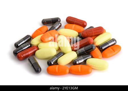gruppo di vari medicinali colorati isolati su bianco Foto Stock