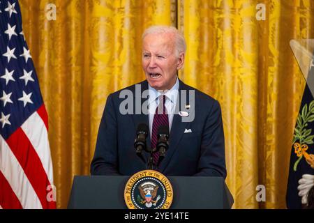 Il presidente DEGLI STATI UNITI Joe Biden fa osservazioni in occasione di una celebrazione Diwali nella sala orientale della Casa Bianca di Washington, DC, USA. 28 ottobre 2024. Anche l'astronauta americana Sunita Williams augurò alla folla un Diwali felice in un messaggio registrato dalla stazione spaziale Internazionale. Crediti: Abaca Press/Alamy Live News Foto Stock