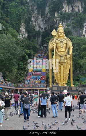 La statua di Lord Murugan ai piedi delle grotte di Batu è la statua più alta della Malesia e una delle più grandi rappresentazioni della divinità al mondo Foto Stock