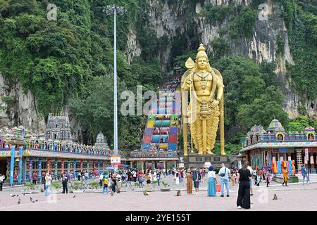 Ingresso principale alle grotte di Batu a Gombak con scalini che conducono al complesso e la statua di Lord Murugan alta 140 metri, la statua più alta della Malesia Foto Stock