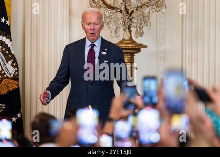 Il presidente DEGLI STATI UNITI Joe Biden fa osservazioni in occasione di una celebrazione Diwali nella sala orientale della Casa Bianca di Washington, DC, USA. 28 ottobre 2024. Anche l'astronauta americana Sunita Williams augurò alla folla un Diwali felice in un messaggio registrato dalla stazione spaziale Internazionale. Crediti: SIPA USA/Alamy Live News Foto Stock