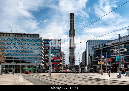 Stoccolma, Svezia - 6 maggio 2024: La fontana e la scultura di vetro chiamata Kristallvertikalaccent in Piazza Sergel con Kulturhuset nel backgrou Foto Stock