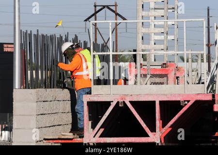 Phoenix, Arizona, Stati Uniti. 28 ottobre 2024. Il personale addetto alla costruzione lavora all'i-10 Broadway Curve Improvement Project a Phoenix, espandendo un tratto di 18 km dell'Interstate 10 tra il raccordo 202 e l'i-17 vicino all'aeroporto internazionale Sky Harbor. Il progetto, volto ad alleggerire il flusso del traffico e a migliorare la sicurezza con nuove corsie e sostituzioni di ponti, è previsto per il completamento nel 2025. Questo aggiornamento dell'autostrada si allinea con un'impennata nella costruzione di appartamenti nella metropolitana di Phoenix, sottolineando la spinta di Phoenix per espandere le infrastrutture per soddisfare le crescenti esigenze urbane. (Immagine di credito: © Eduardo Barraza/ZUMA Press Wire) ed Foto Stock