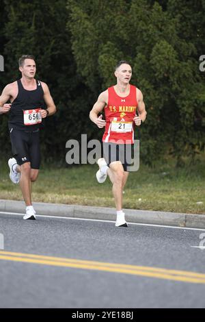 Due corridori maschi durante la Maratona Marine Corp, ottobre 27 2024 Foto Stock