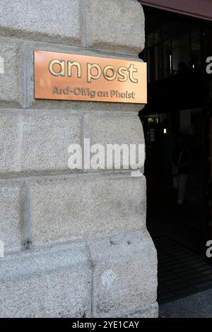 Un cartello postale presso il General Post Office, l'ex quartier generale dell'Irish Post Office; ufficio postale principale a Dublino, Irlanda, su o'Connell Street. Foto Stock