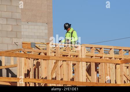 Phoenix, Arizona, Stati Uniti. 28 ottobre 2024. Gli addetti alla costruzione lavorano su un nuovo complesso di appartamenti a Phoenix, parte di un boom di appartamenti in tutta la metropolitana guidato dalla crescita della popolazione, dalla domanda elevata e dalla necessità di alloggi a prezzi accessibili. Classificandosi come la quarta città degli Stati Uniti più trafficata per la costruzione di appartamenti, Phoenix è destinata ad aggiungere oltre 20.000 nuove unità entro la fine del 2024. La città sta inoltre aggiornando un tratto di 18 km dell'Interstate 10 tra il raccordo 202 e l'Interstate 17 vicino all'aeroporto internazionale Sky Harbor, un progetto che dovrebbe facilitare il traffico e migliorare la sicurezza con nuove corsie e sostituzioni di ponti entro il 2025. (Immagine di credito: © ed Foto Stock