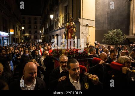 Madrid, Madrid, Spagna. 28 ottobre 2024. I membri della fratellanza portano l'immagine di San Giuda Taddeo sulle loro spalle durante la processione nel centro di Madrid. Ogni 28 ottobre si celebra il giorno di San Giuda Taddeo, santo patrono delle cause perdute e difficili. Quest'anno, per la prima volta, l'immagine di San Giuda Taddeo partecipa ad una processione dalla chiesa di Santa Cruz, per visitare le strade di Madrid. (Immagine di credito: © Luis Soto/ZUMA Press Wire) SOLO PER USO EDITORIALE! Non per USO commerciale! Foto Stock