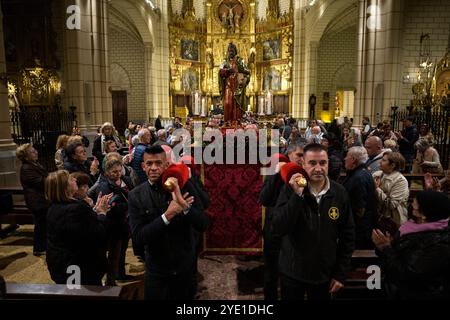 Madrid, Madrid, Spagna. 28 ottobre 2024. I membri della fratellanza portano l'immagine di San Giuda Taddeo sulle spalle durante la processione all'interno della chiesa di Santa Cruz nel centro di Madrid. Ogni 28 ottobre si celebra il giorno di San Giuda Taddeo, santo patrono delle cause perdute e difficili. Quest'anno, per la prima volta, l'immagine di San Giuda Taddeo partecipa ad una processione dalla chiesa di Santa Cruz, per visitare le strade di Madrid. (Immagine di credito: © Luis Soto/ZUMA Press Wire) SOLO PER USO EDITORIALE! Non per USO commerciale! Foto Stock