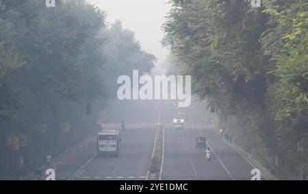 Nuova Delhi, India. 28 ottobre 2024. NUOVA DELHI, INDIA - OTTOBRE 28: Una vista di Tilak Marg vicino alla Corte Suprema inghiottita in uno strato di smog il 28 ottobre 2024 a nuova Delhi, India. (Foto di Arvind Yadav/Hindustan Times/Sipa USA) credito: SIPA USA/Alamy Live News Foto Stock