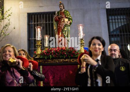 Madrid, Spagna. 28 ottobre 2024. I membri della fratellanza portano l'immagine di San Giuda Tadeo sulle spalle durante la processione nel centro di Madrid. Ogni 28 ottobre si celebra il giorno di San Giuda Taddeo, santo patrono delle cause perdute e difficili. Quest'anno, per la prima volta, l'immagine di San Giuda Taddeo partecipa ad una processione dalla chiesa di Santa Cruz, per visitare le strade di Madrid. Credito: SOPA Images Limited/Alamy Live News Foto Stock