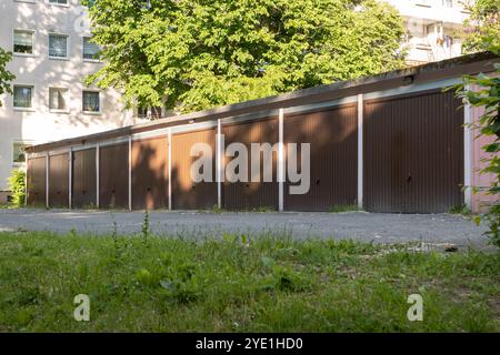 Complesso di edifici DDR Garage in una zona residenziale di Dresda, Germania. Le vecchie unità di immagazzinamento sono utilizzate per piccole auto o come officina. Foto Stock