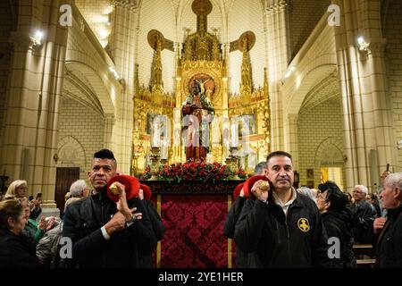 Madrid, Spagna. 28 ottobre 2024. I membri della fratellanza portano l'immagine di San Giuda Tadeo sulle spalle durante la processione nel centro di Madrid. Ogni 28 ottobre si celebra il giorno di San Giuda Taddeo, santo patrono delle cause perdute e difficili. Quest'anno, per la prima volta, l'immagine di San Giuda Taddeo partecipa ad una processione dalla chiesa di Santa Cruz, per visitare le strade di Madrid. (Foto di Luis Soto/SOPA Images/Sipa USA) credito: SIPA USA/Alamy Live News Foto Stock