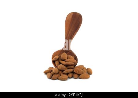 Primo piano di un cucchiaio di legno riempito di mandorle naturali su sfondo bianco. Perfetto per concetti di alimentazione sana, nutrizione e cibo biologico. IDE Foto Stock