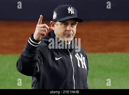 New York, Stati Uniti. 28 ottobre 2024. Il manager dei New York Yankees Aaron Boone chiama il bullpen per un nuovo lanciatore nel nono inning contro i Los Angeles Dodgers in gara 3 delle MLB World Series allo Yankee Stadium di New York City lunedì 28 ottobre 2024. Foto di John Angelillo/UPI credito: UPI/Alamy Live News Foto Stock