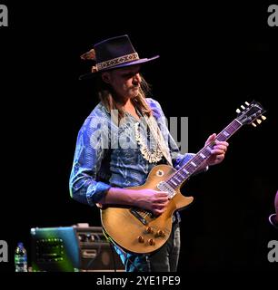 29 ottobre 2024, Virginia Beach, Virginia, USA: DUANE BETTS Rocks the Sandler Center a Virginia Beach, Virginia, il 28 ottobre 2024. Foto Â© Jeff Moore (immagine di credito: © Jeff Moore/ZUMA Press Wire) SOLO PER USO EDITORIALE! Non per USO commerciale! Foto Stock