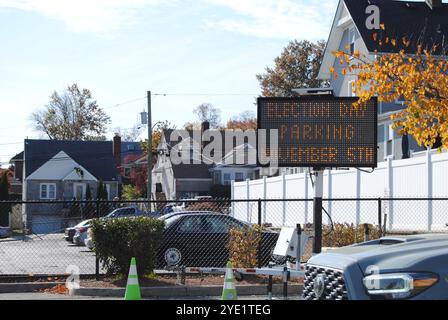 Wood-Ridge, New Jersey, Stati Uniti d'America - ottobre 28 2024: Parcheggio per il giorno delle elezioni vicino a una sede di voto nella contea di Bergen, New Jersey. Foto Stock