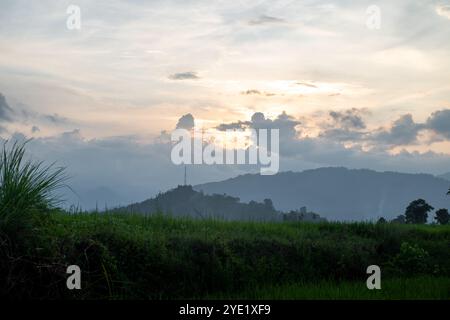 Il sole che si nasconde dietro spesse nuvole offre una vista spettacolare del cielo Foto Stock