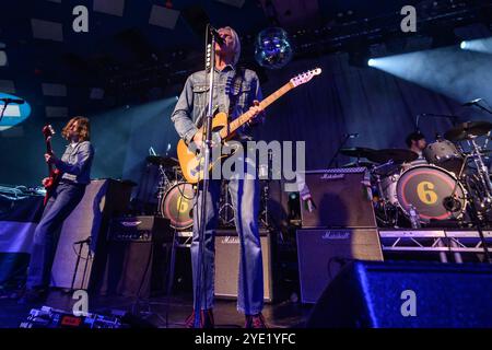 Glasgow, Regno Unito. 28 ottobre 2024. Paul Weller si esibisce dal vivo sul palco al Barrowland Ballroom. Paul Weller, ex frontman dei Jam and Style Council, suona un concerto intimo al famoso Barrowland Ballroom di Glasgow e presenta il suo nuovo album 66. Credito: SOPA Images Limited/Alamy Live News Foto Stock