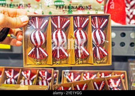 decorazioni natalizie decorative sotto forma di caramelle per l'albero di natale Foto Stock