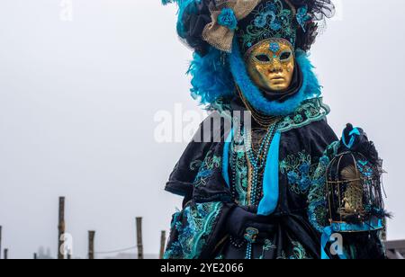 Una spettacolare maschera di carnevale sbarca a Venezia in Piazza San Marco Foto Stock