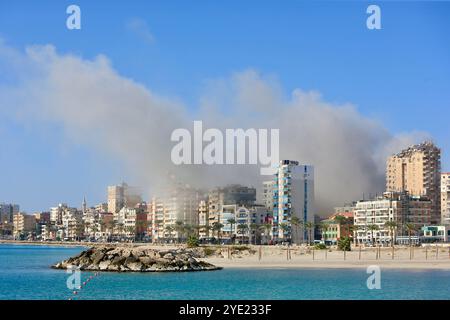 Pneumatico, Libano. 28 ottobre 2024. Questa foto mostra il fumo causato dagli attacchi aerei israeliani a Tiro, Libano, il 28 ottobre 2024. Crediti: Ali Hashisho/Xinhua/Alamy Live News Foto Stock