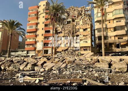 Pneumatico, Libano. 28 ottobre 2024. Questa foto mostra i danni causati dagli attacchi aerei israeliani a Tiro, Libano, il 28 ottobre 2024. Crediti: Ali Hashisho/Xinhua/Alamy Live News Foto Stock