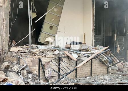 Pneumatico, Libano. 28 ottobre 2024. Questa foto mostra i danni causati dagli attacchi aerei israeliani a Tiro, Libano, il 28 ottobre 2024. Crediti: Ali Hashisho/Xinhua/Alamy Live News Foto Stock