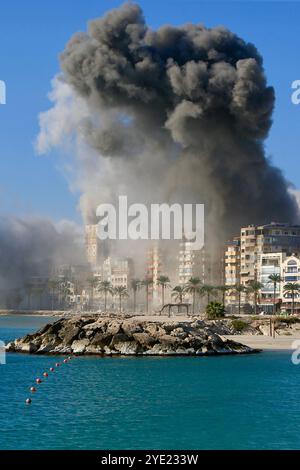 Pneumatico, Libano. 28 ottobre 2024. Questa foto mostra il fumo causato dagli attacchi aerei israeliani a Tiro, Libano, il 28 ottobre 2024. Crediti: Ali Hashisho/Xinhua/Alamy Live News Foto Stock