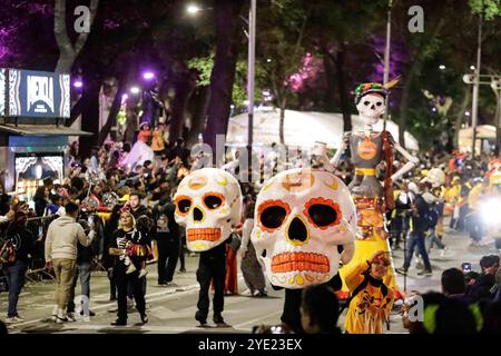 Dia de los Muertos: Mega Day of the Dead Catrina Procession le persone vestite da catrinate con i loro volti fatti come teschi partecipano alla Processione Mega Catrina come parte dei festeggiamenti del giorno dei morti sul Paseo de la Reforma Avenue. Città del Messico CDMX Messico Copyright: XLuisxBarronx Foto Stock