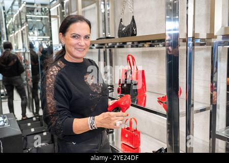 Vienna, Austria. 25 ottobre 2024. Simone Lugner si veste al Philipp Plein, shopping, al Philipp Plein Store di Vienna, Austria, il 25 ottobre 2024. Brigitte GLOCK. - 20241025 PD21026 credito: APA-PictureDesk/Alamy Live News Foto Stock