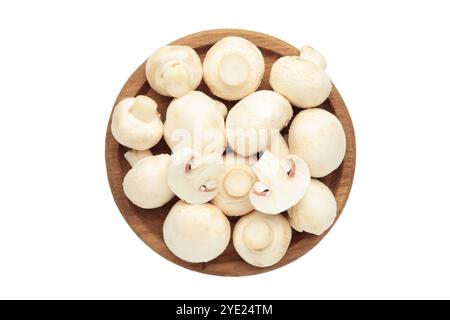 Funghi champignon freschi su piatto di legno, isolati su fondo bianco. vista dall'alto Foto Stock