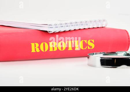 Il concetto di tecnologia e sviluppo. Frase, parole, testo ROBOTICS alla fine della copertina del libro. Foto Stock