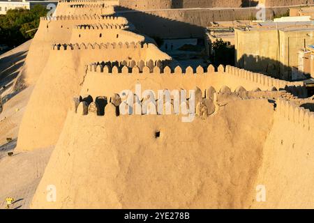 Esterno della porta Polvon darvoza (porta orientale) del centro di Khiva (Itchan Kala). Khiva, è una città e distretto della regione di Khorazm, Uzbekista Foto Stock