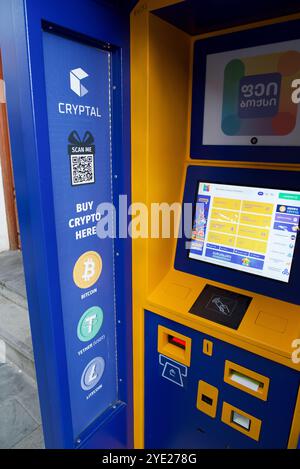 Cryptal Bitcoin Cryptocurrency ATM distributore automatico installato nel centro di Tbilisi, capitale della Georgia, il 21 ottobre 2024 Foto Stock