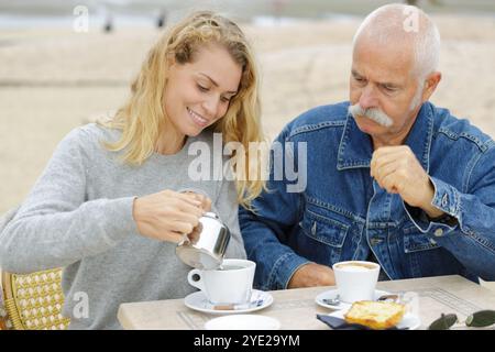 famiglia in vacanza a mangiare all'aperto Foto Stock