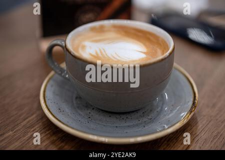 Café latte servito in una caffetteria di Helsinki, Finlandia Foto Stock