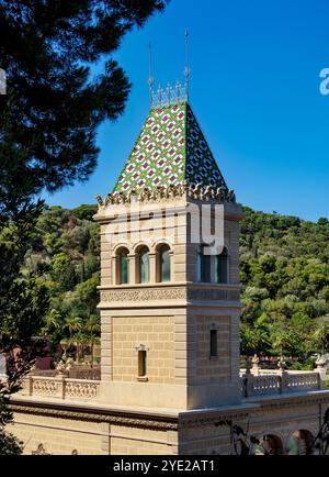 Edificio vicino all'ingresso di Park Guell, Barcellona, Catalogna, Spagna Foto Stock